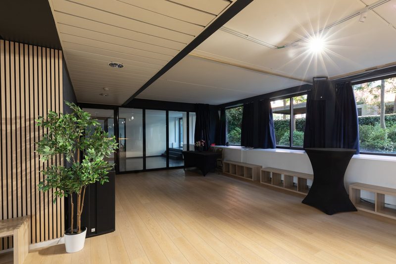 Oak slats and glass doors opening onto the greenery